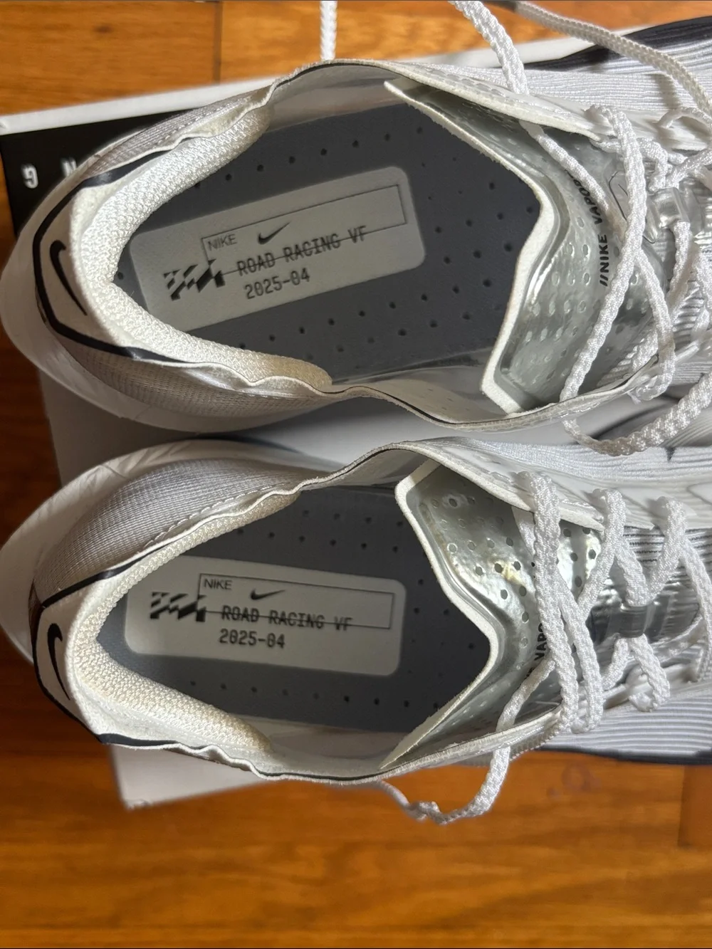 Nike unisex ZoomX Vaporfly Next%4 - white/black womens size 9 men’s size 7.5